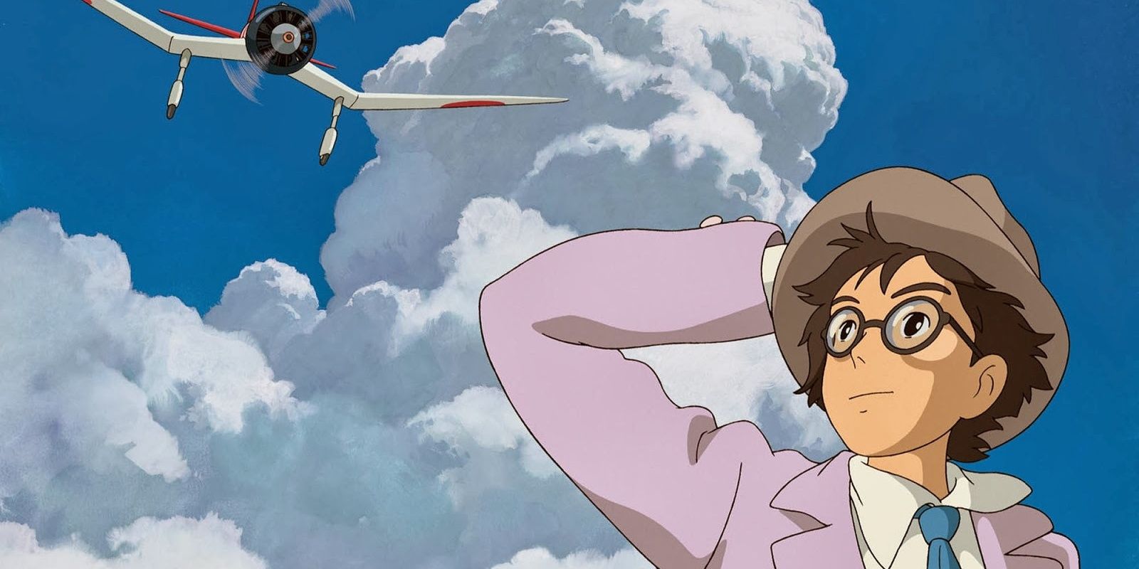 Jiro impede que seu chapéu seja levado pelo vento e sorri em The Wind Rises