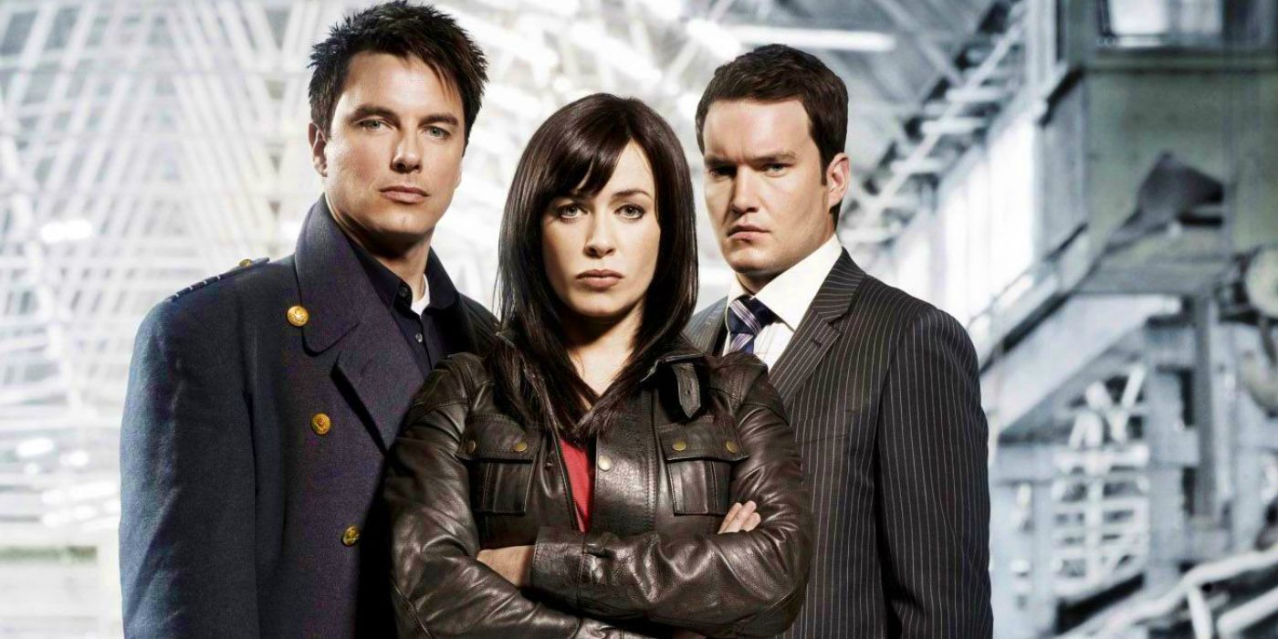 Gwen stands, arms folded, in front of her Torchwood workmates Jack and Ianto.