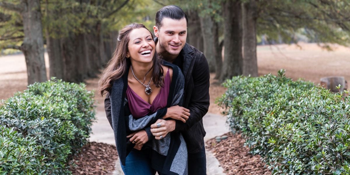 Bonnie e Enzo se abraçando alegremente em The Vampire Diaries