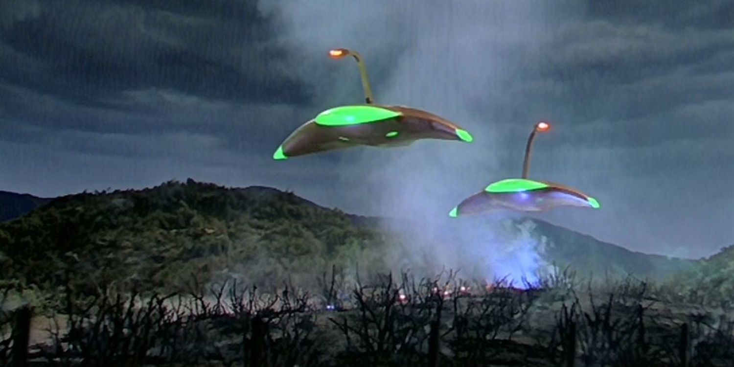 Flying saucers from War of the Worlds 1953