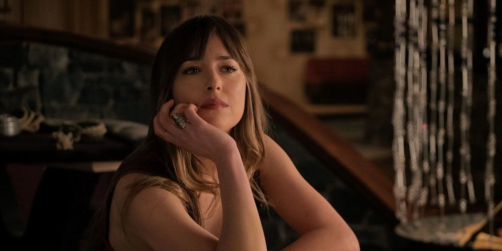 Emily resting her chin on her hand in Bad Times at the El Royale