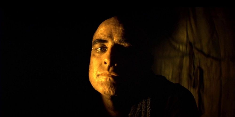 Coronel Kurtz senta-se na sombra em Apocalypse Now 
