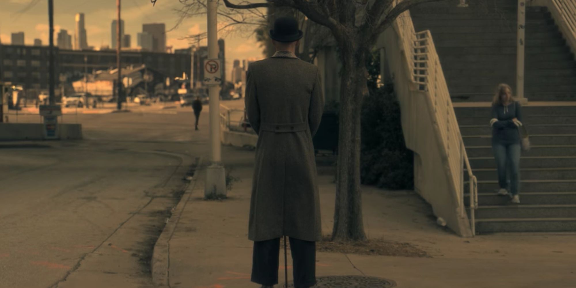 The Tall Man ghost (William Hill) stands in the street in The Haunting of Hill House