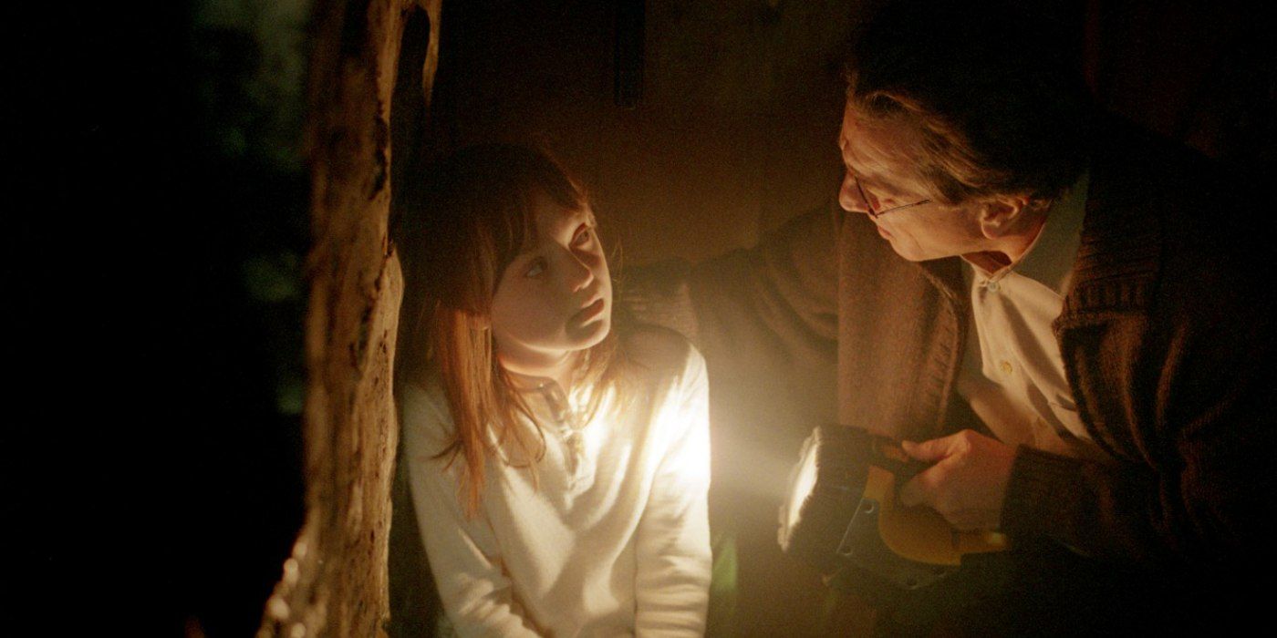 Robert De Niro and Dakota Fanning with flashlight in Hide and Seek