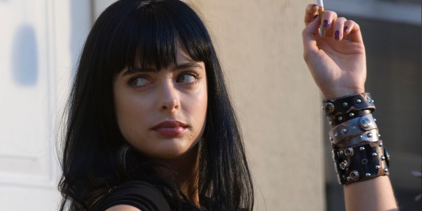 Jane (Krysten Ritter) fuma e olha para o lado em Breaking Bad