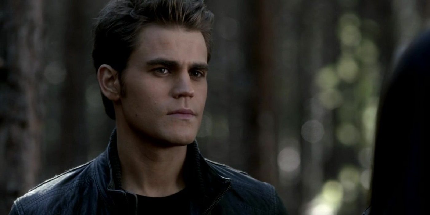 Stefan na floresta em The Vampire Diaries.