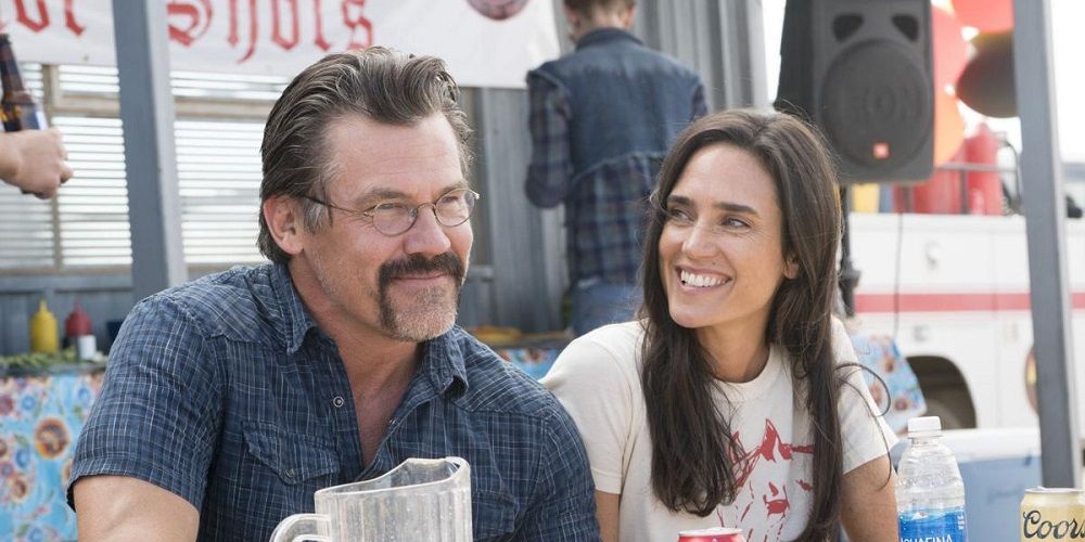 Eric Marsh (Josh Brolin) sitting at a picnic table with his wife (Jennifer Connelly) in Only The Brave