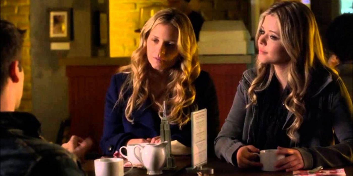 Cece and Ali sit together at a restaurant in Pretty Little Liars