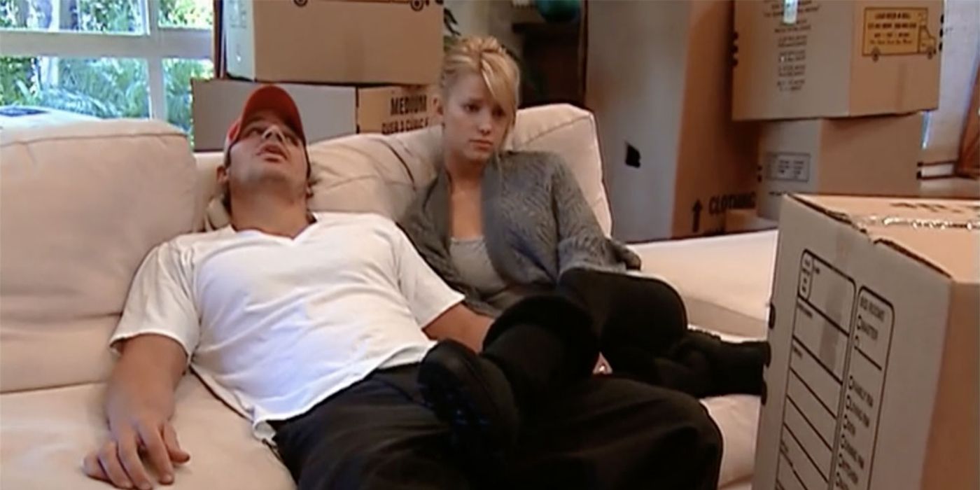Nick and Jessica in a couch looking exhausted in Newlyweds: Nick and Jessica
