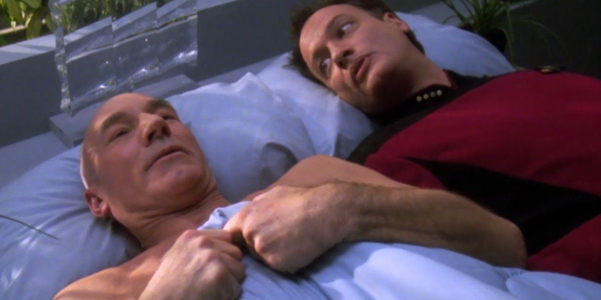 Picard e Q deitados lado a lado de Star Trek TNG