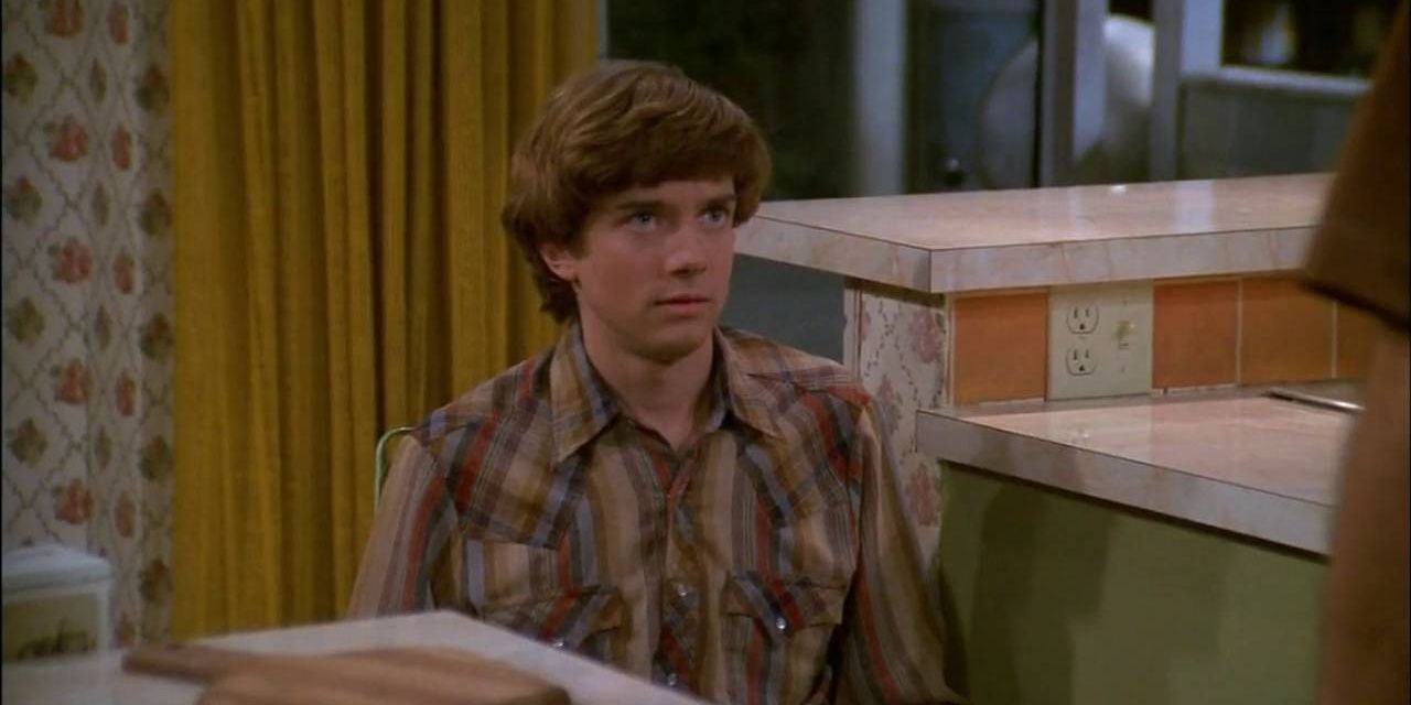 Eric sitting in the kitchen in That 70s Show