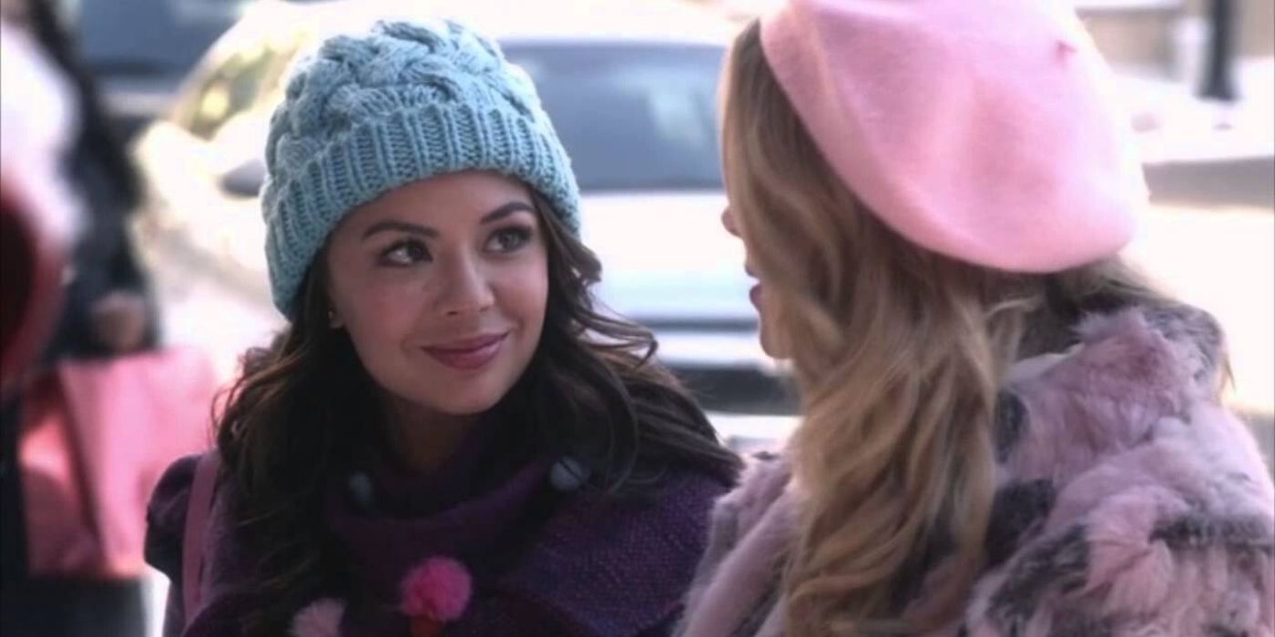 Mona and Hanna talking on Pretty Little Liars