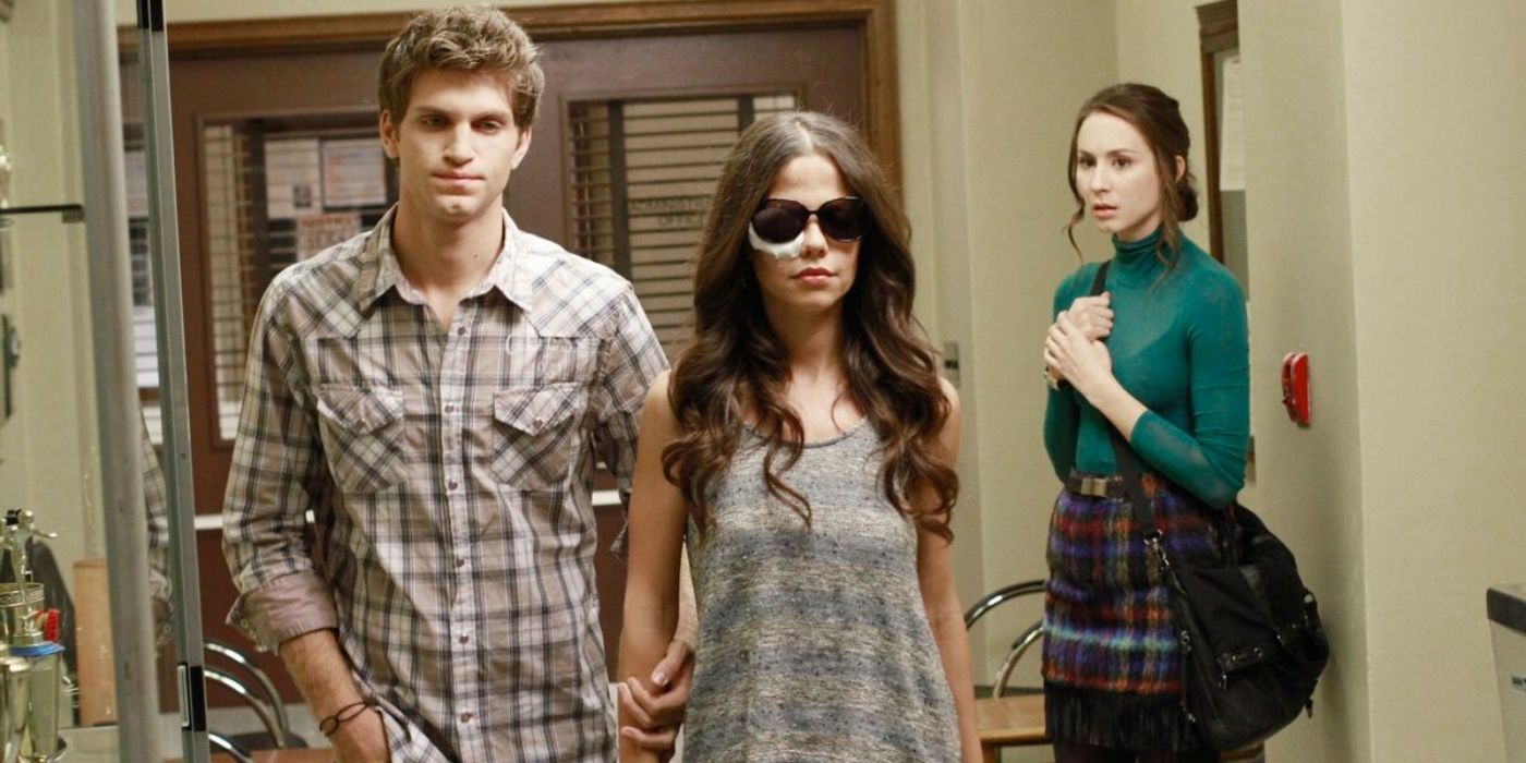 Spencer observa Toby ajudar a guiar Jenna pelo corredor em Pretty Little Liars