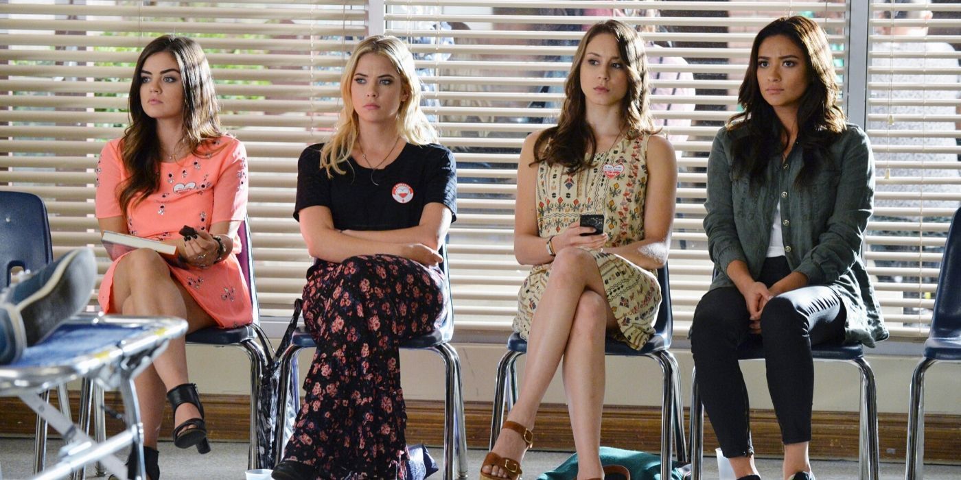 Aria Hanna Spencer Emily sitting in a classroom on Pretty Little Liars