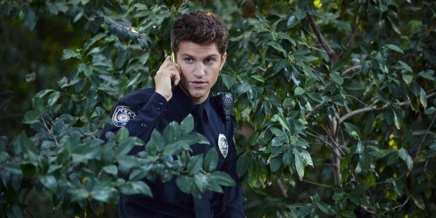 Toby hides in bushes and talks on cellphone in Pretty Little Liars