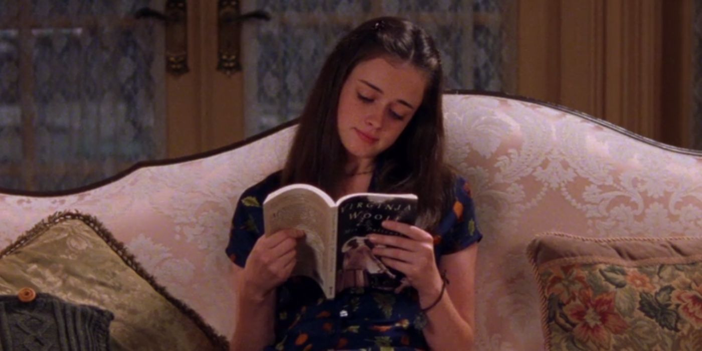 Rory Gilmore reading a book in her grandparents' living room in Gilmore Girls