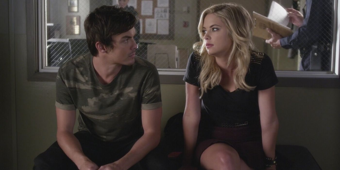 Caleb and Hanna sitting together on Pretty Little Liars
