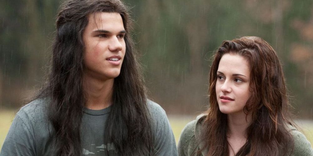 Jacob and Bella walking together in Twilight.