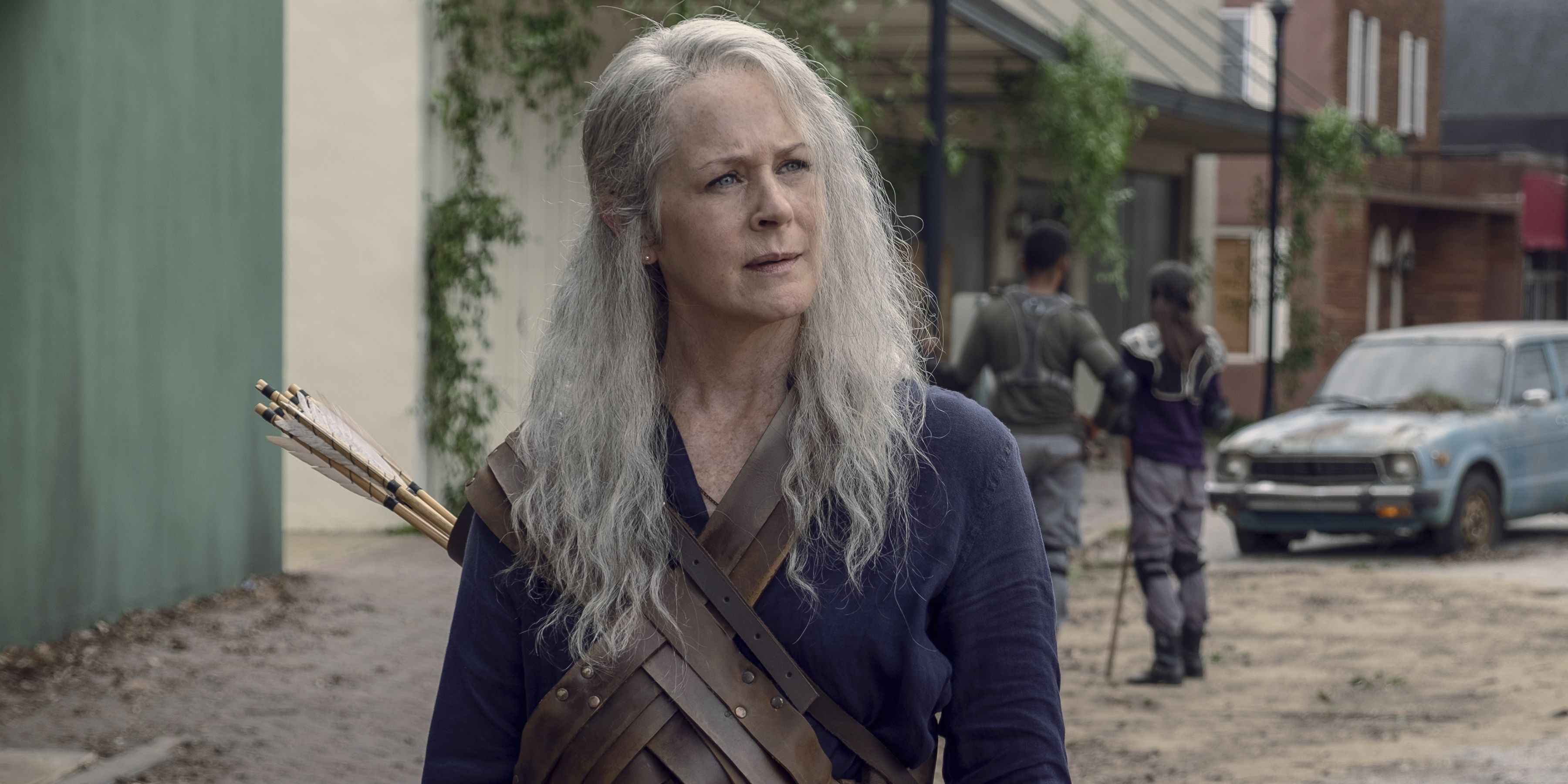 Carol olhando para a esquerda em The Walking Dead