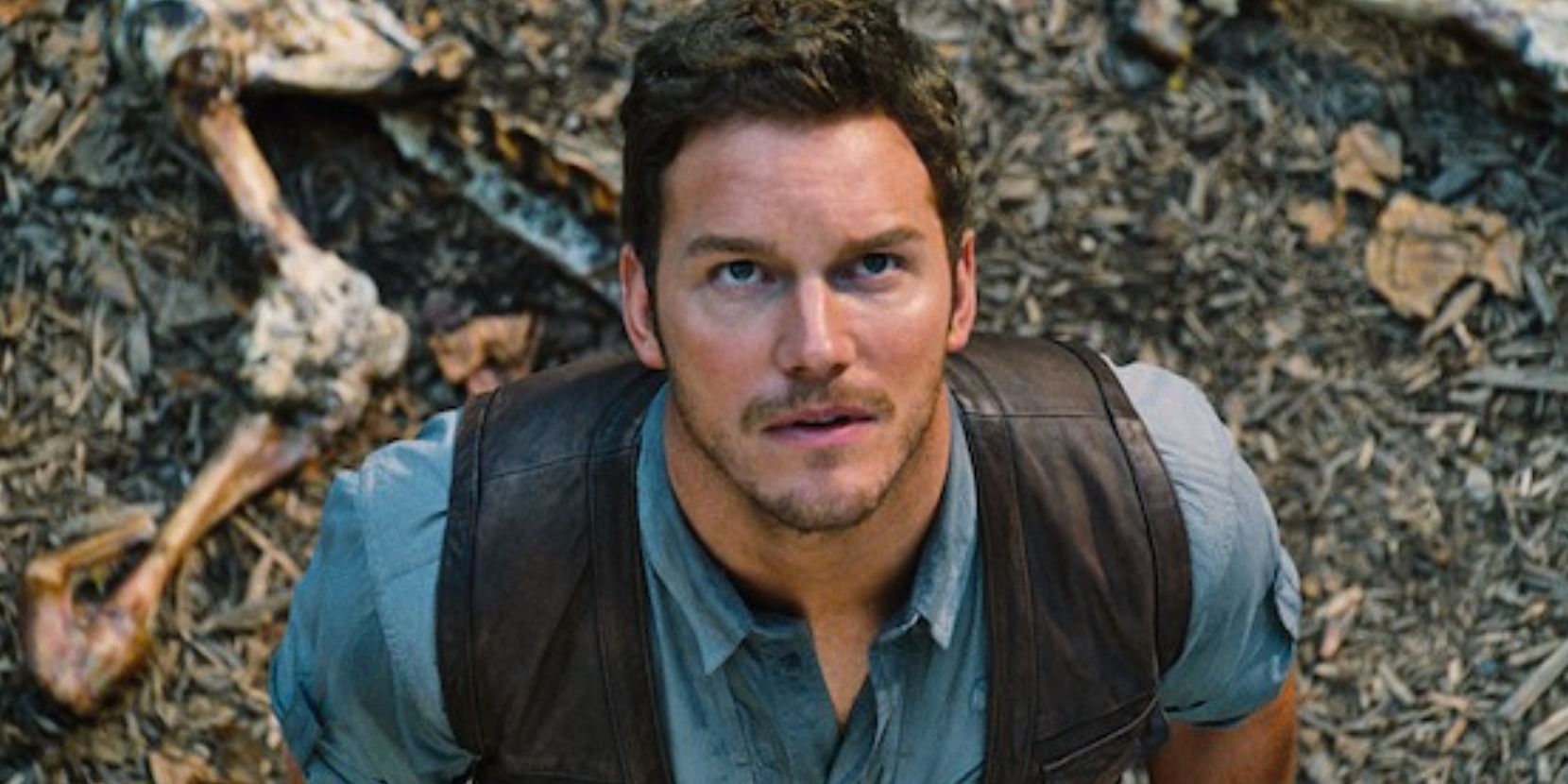 Owen Grady (Chris Pratt) looks up in dinosaur paddock Jurassic Park