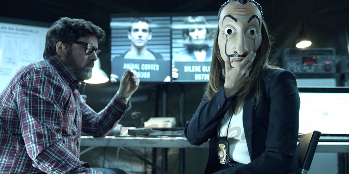 Raquel puts on the Dali mask next to Angel in Money Heist