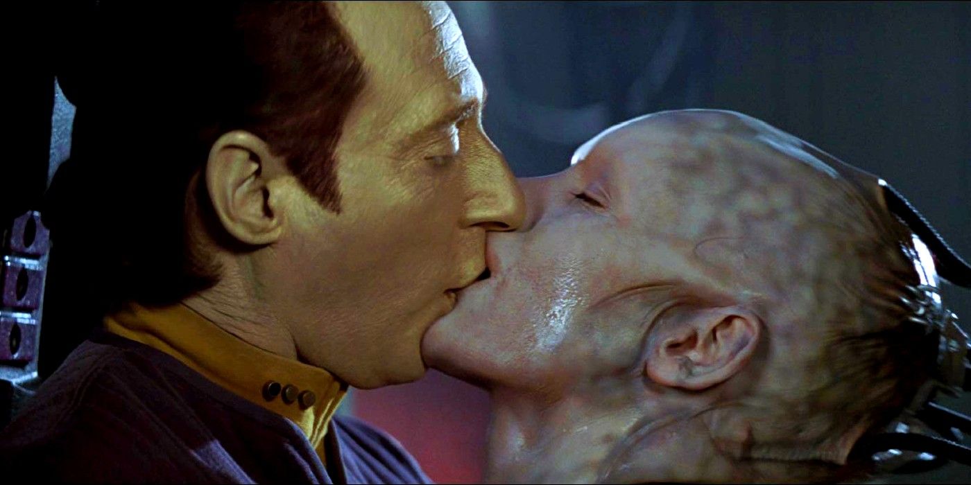 Data and the Borg Queen kissing in Star Trek First Contact