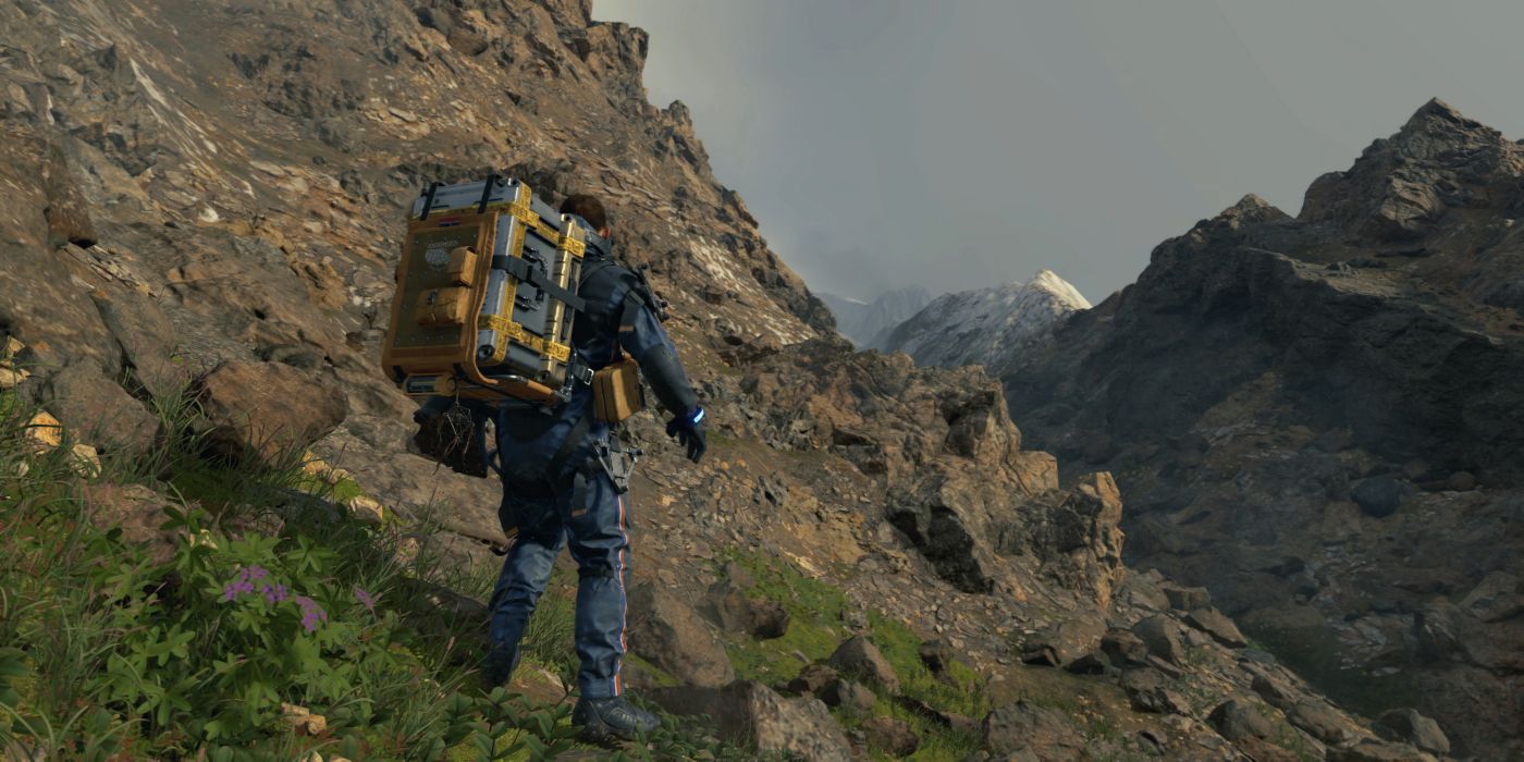 Una foto de Sam cargando una mochila en el juego Death Stranding.