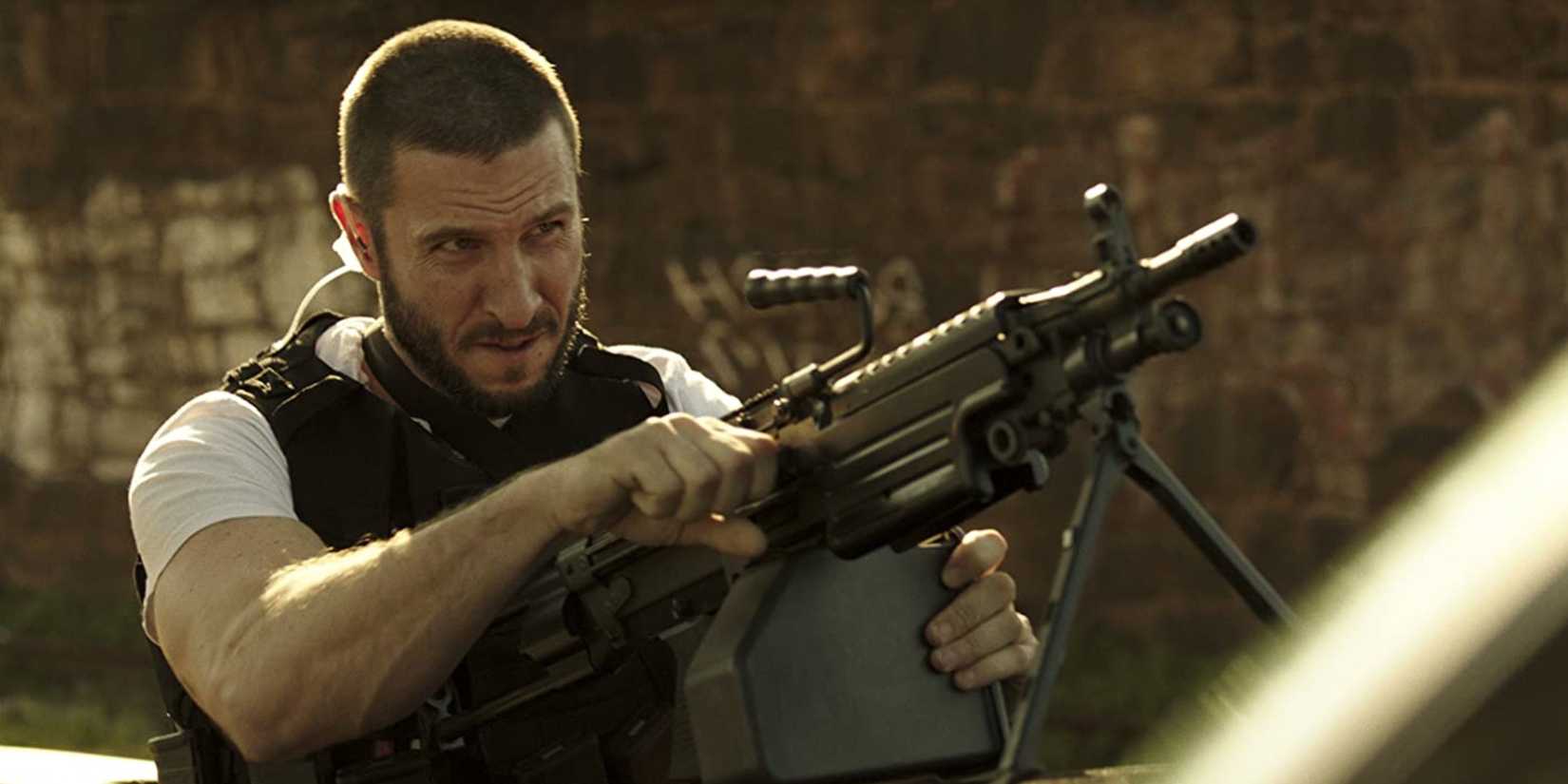 Pablo Schreiber as Ray Merrimen with a gun in Den of Thieves