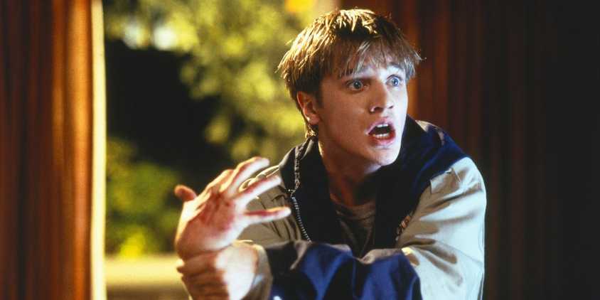 Devon Sawa gasping while holding his evil hand in Idle Hands