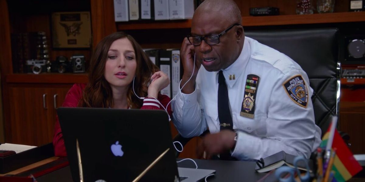 Gina and Holt on the computer in Brooklyn Nine-Nine