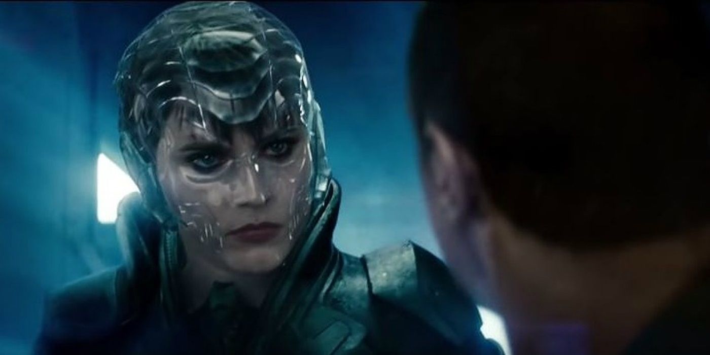 Faora battles Superman in Zack Snyder's Man of Steel