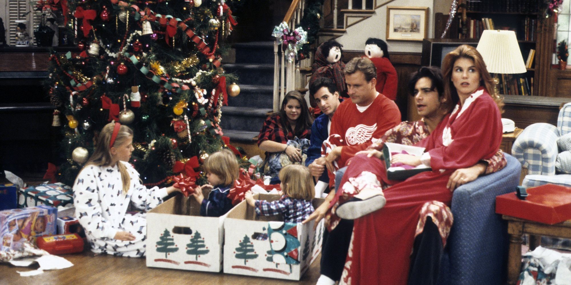 A família Tanner celebrando o Natal na árvore em Full House