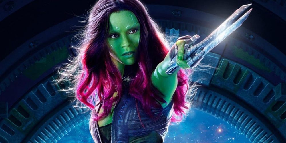 Gamora points her sword to the distance in Guardians of the Galaxy
