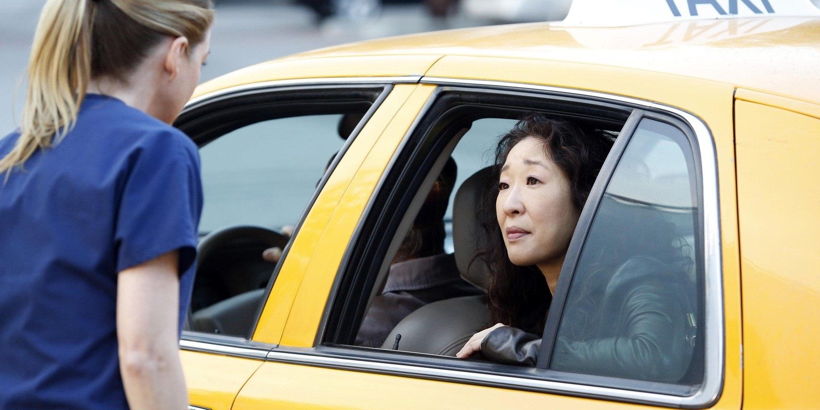 Meredith conversando com Cristina enquanto ela sai de táxi