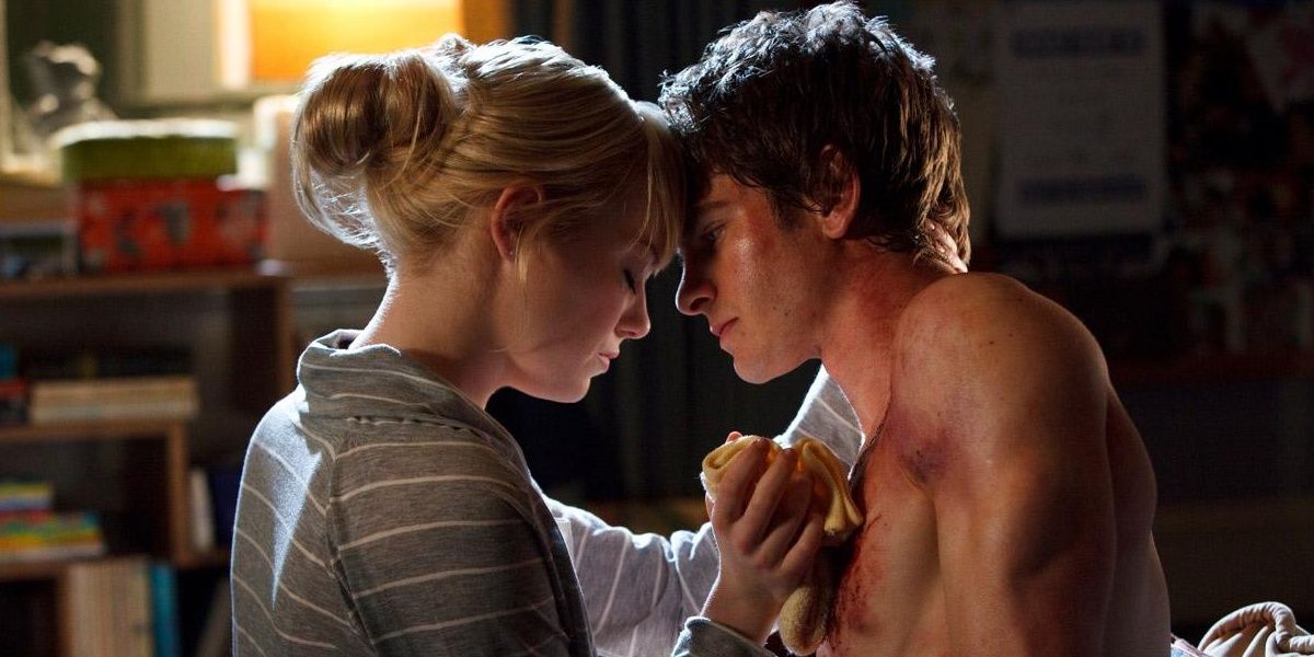 Gwen Stacy and Peter Parker embrace in The Amazing Spider-Man