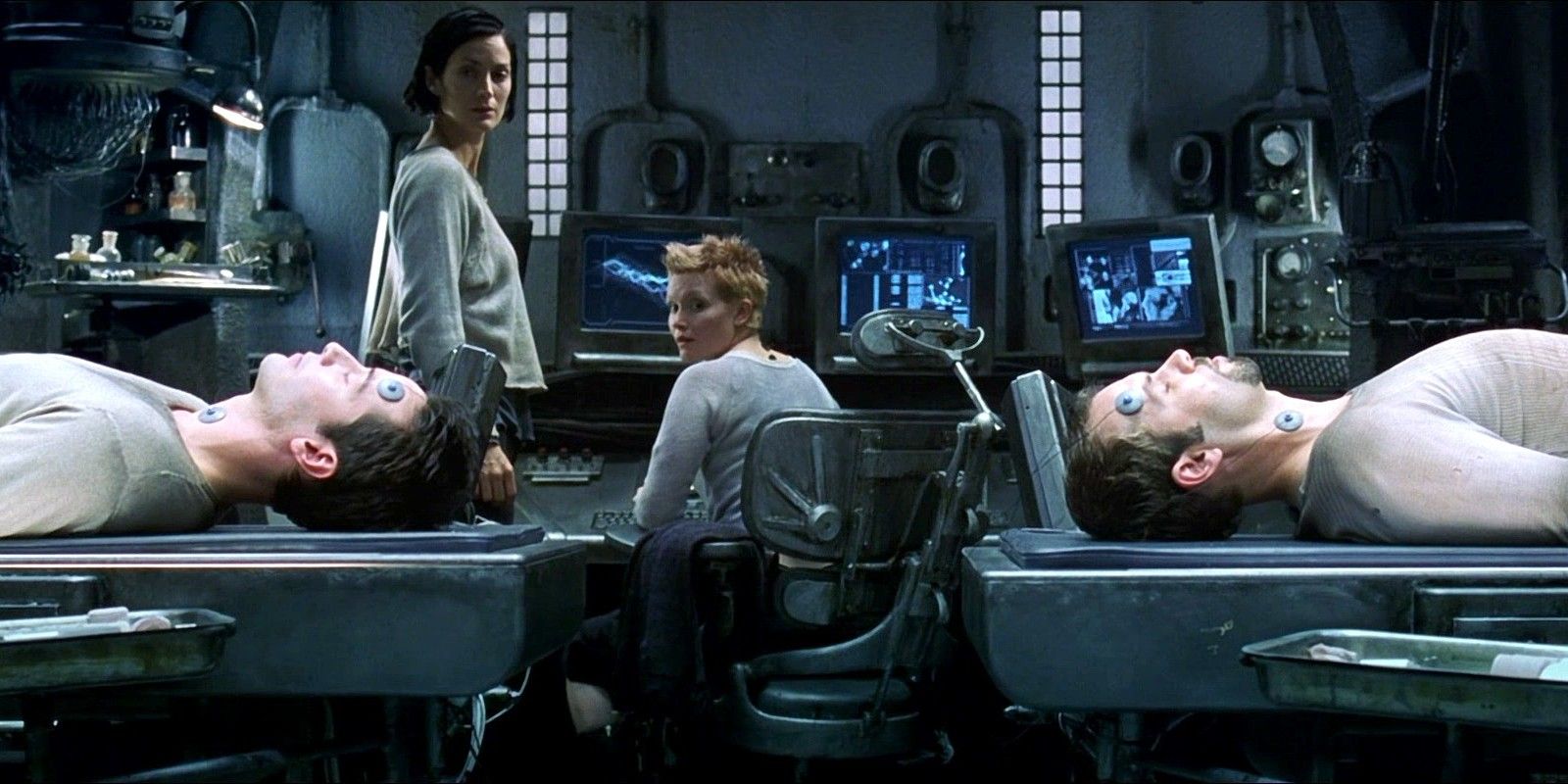Keanu Reeves as Neo, Carrie-Anne Moss as Trinity and Ian Bliss as Bane in The Matrix
