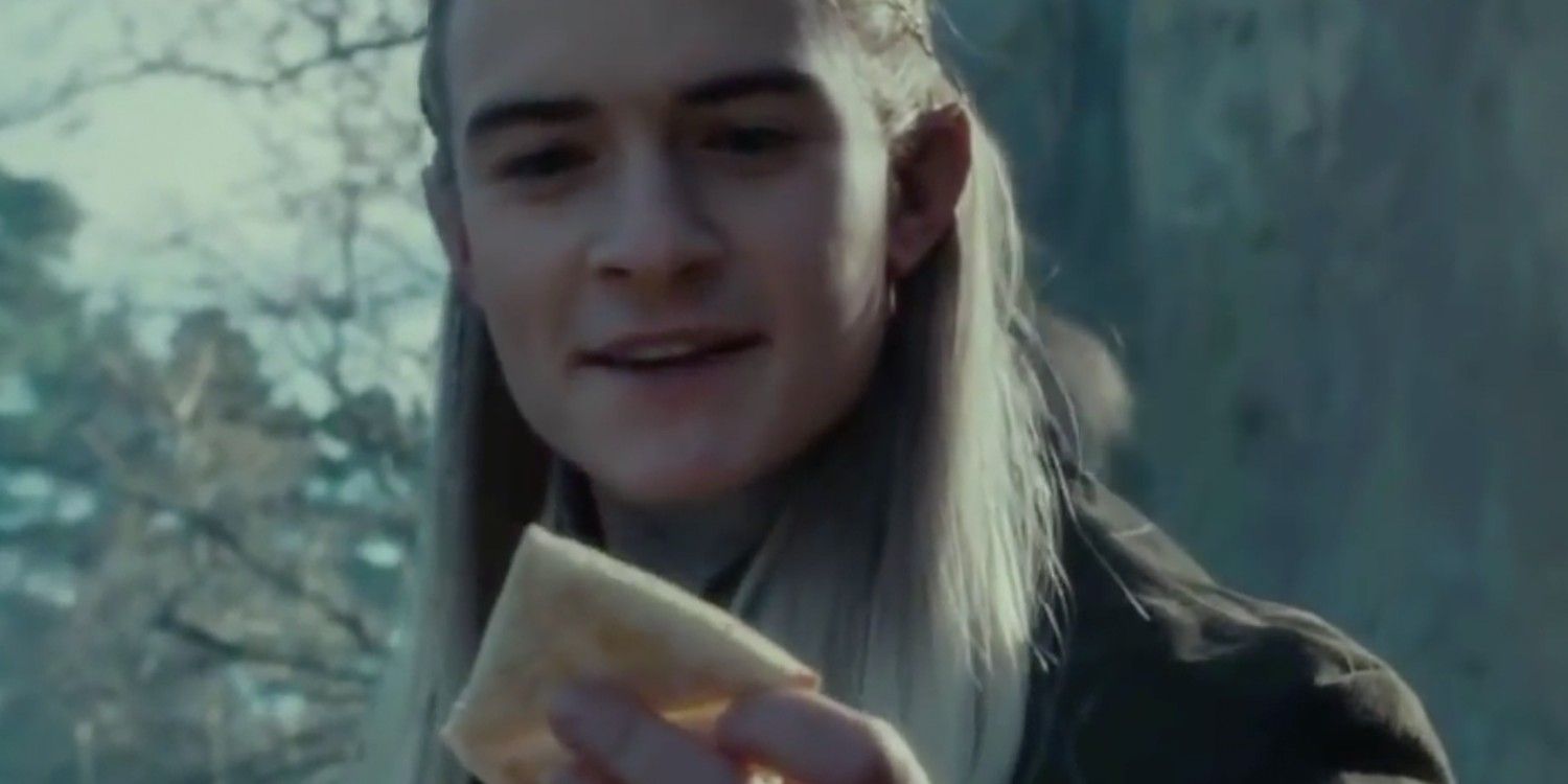 Legolas segura um pedaço de pão no Senhor dos Anéis
