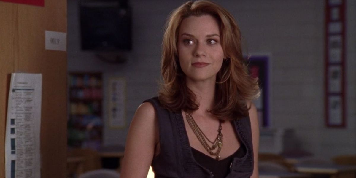 Peyton Sawyer looks happily to her right in One Tree Hill