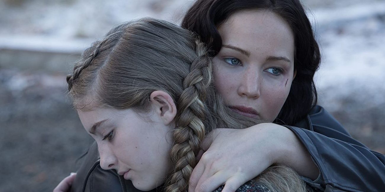 Katniss and Prim hugging in The Hunger Games 