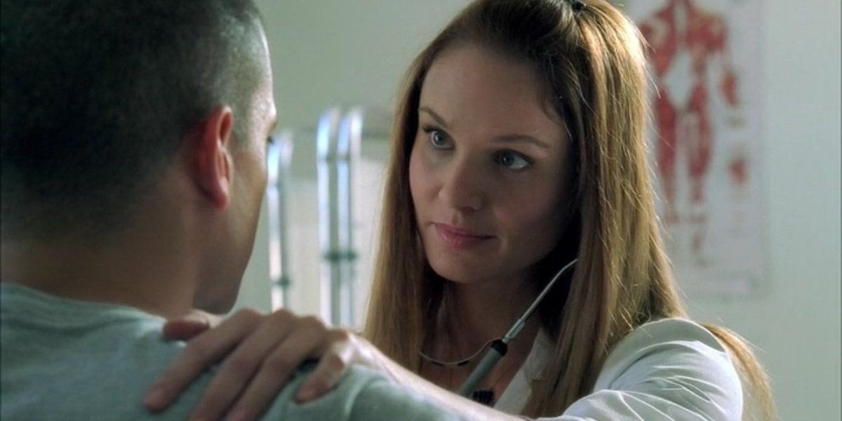 Sara Tancredi and Michael Scofield in the infirmary on Prison Break