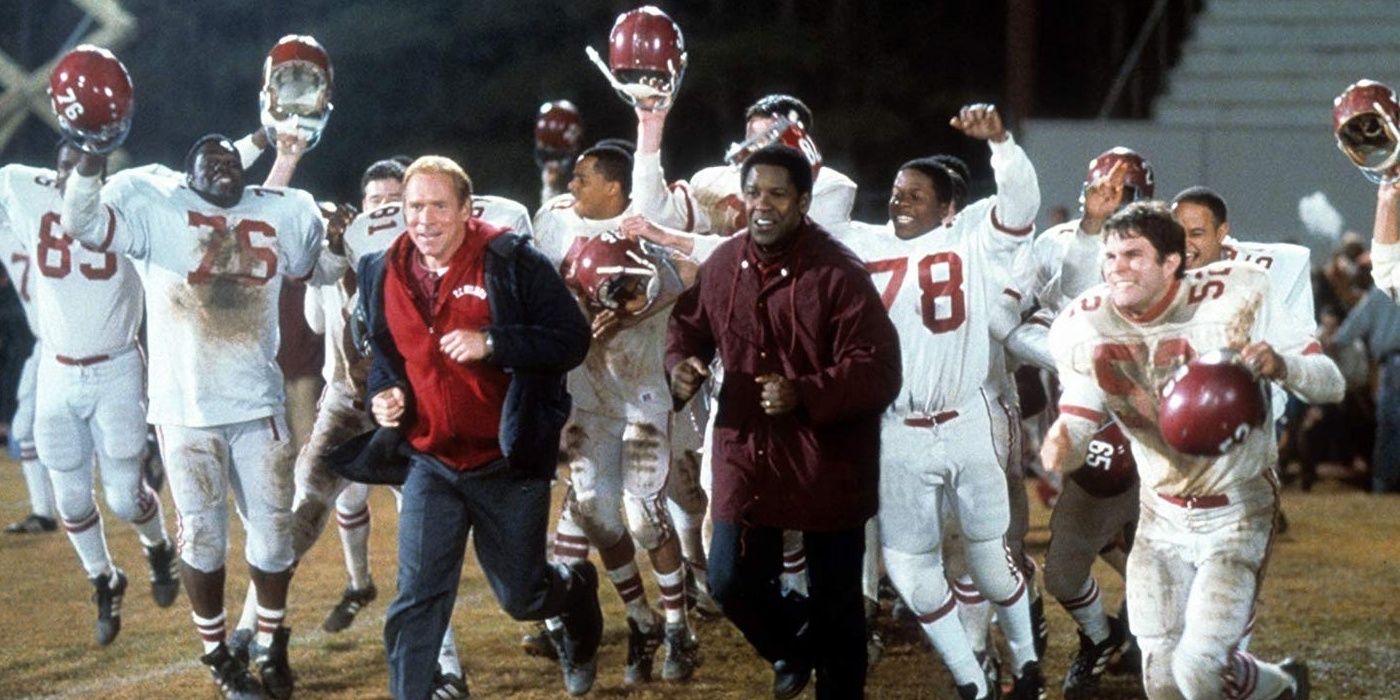 The team storm the pitch in remember the titans 