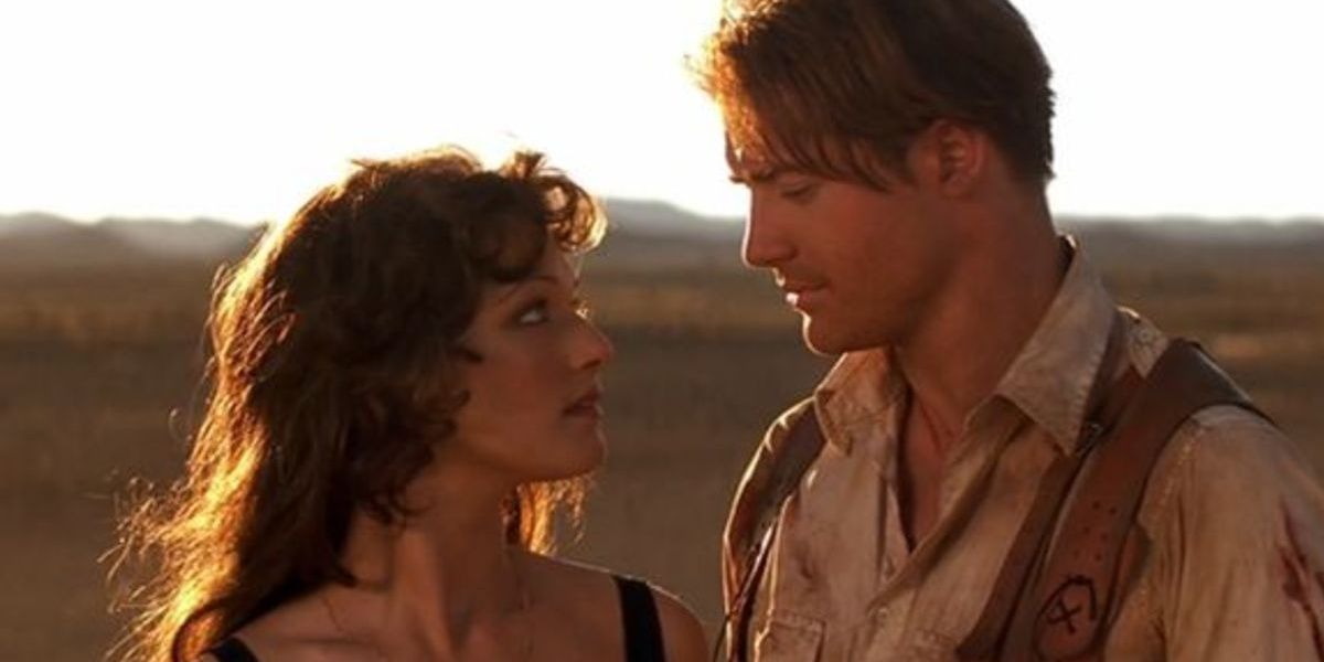 Rick (Brendan Fraser) and Evelyn (Rachel Weisz) looking at each other in desert The Mummy