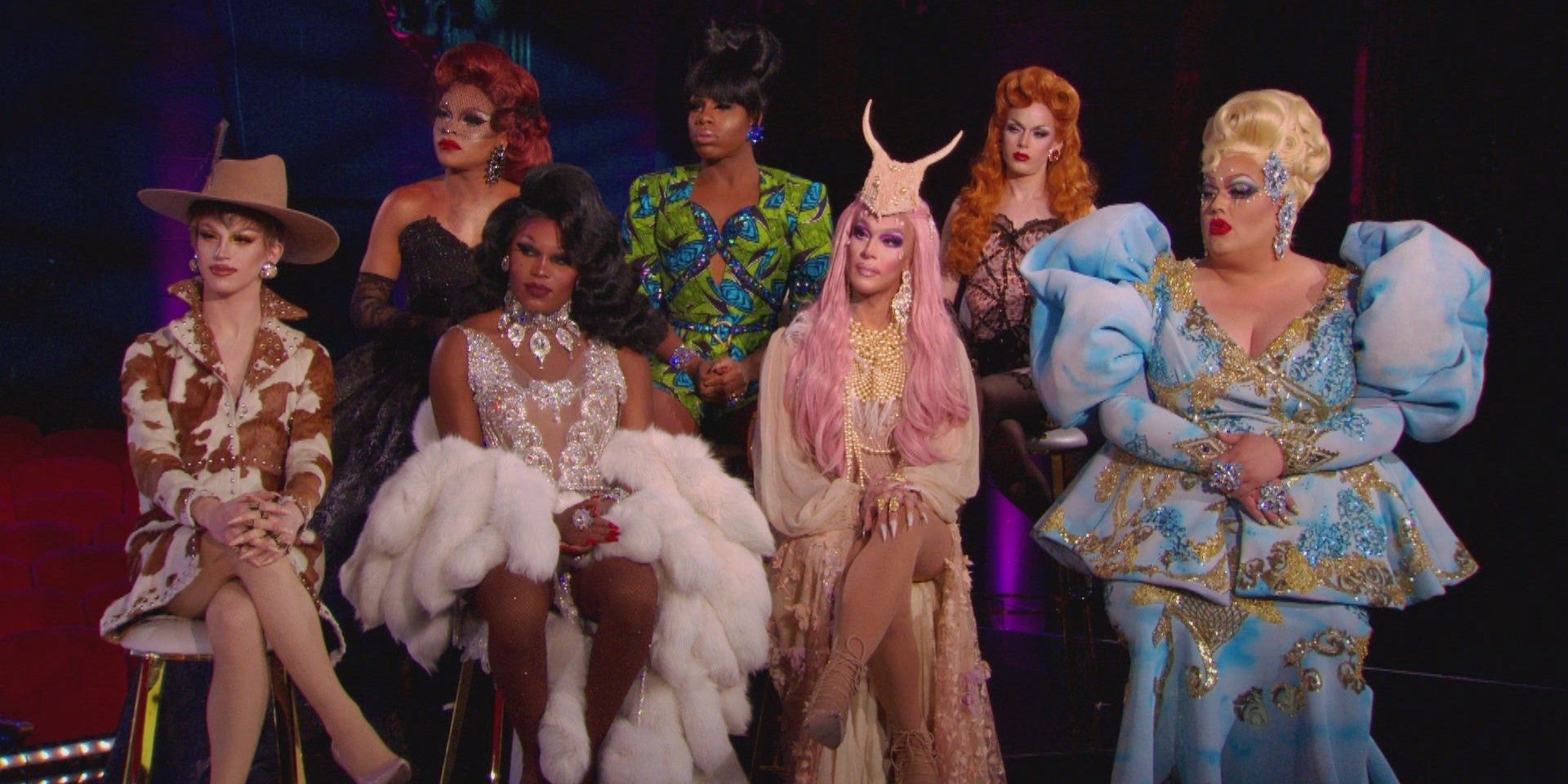 As rainhas da 10ª temporada de RuPaul's Drag Race sentadas no palco na reunião