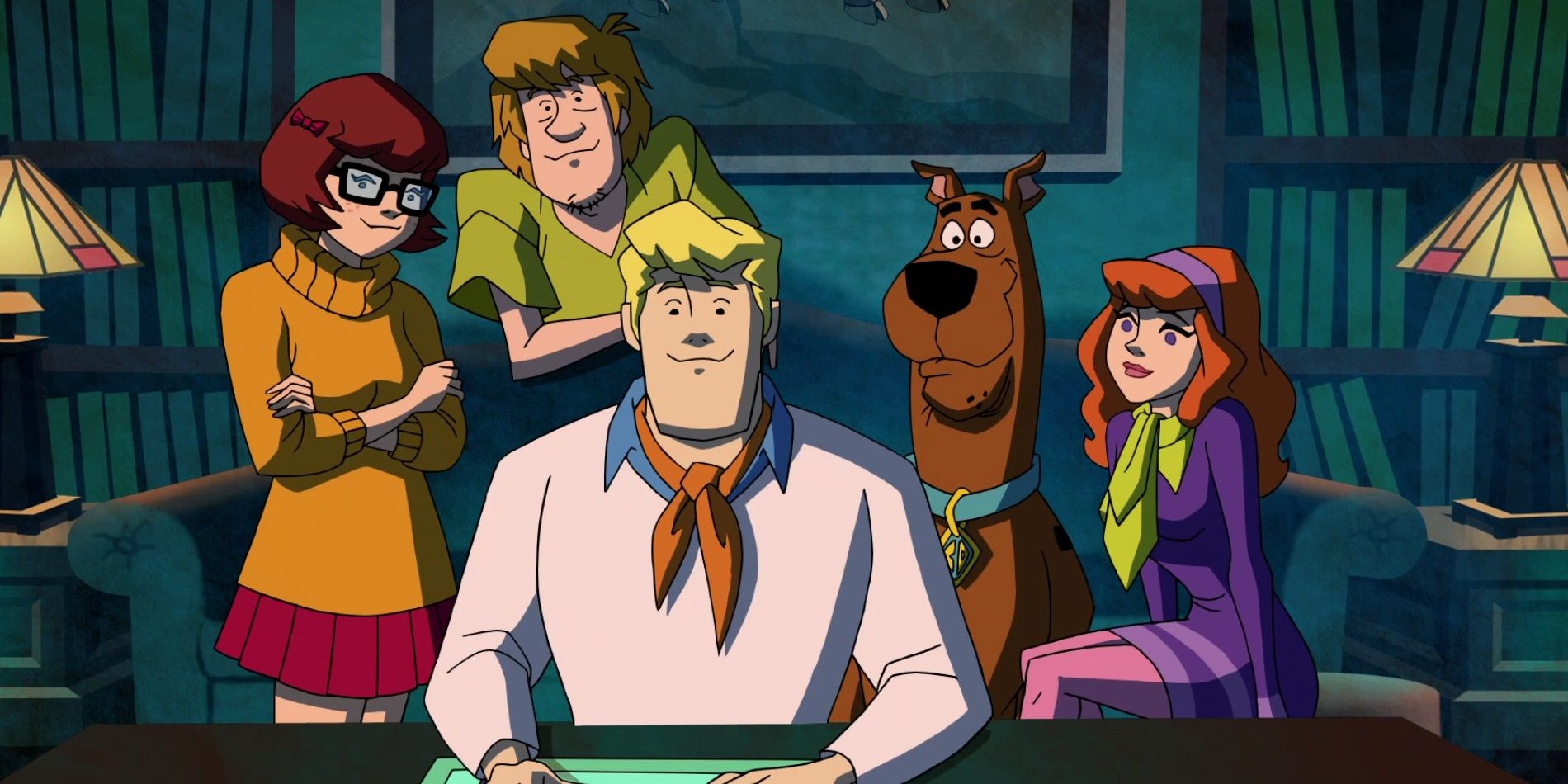 A turma da Mistério S.A. está sentada em uma mesa na biblioteca de Scooby-Doo!  Mistério Incorporado.