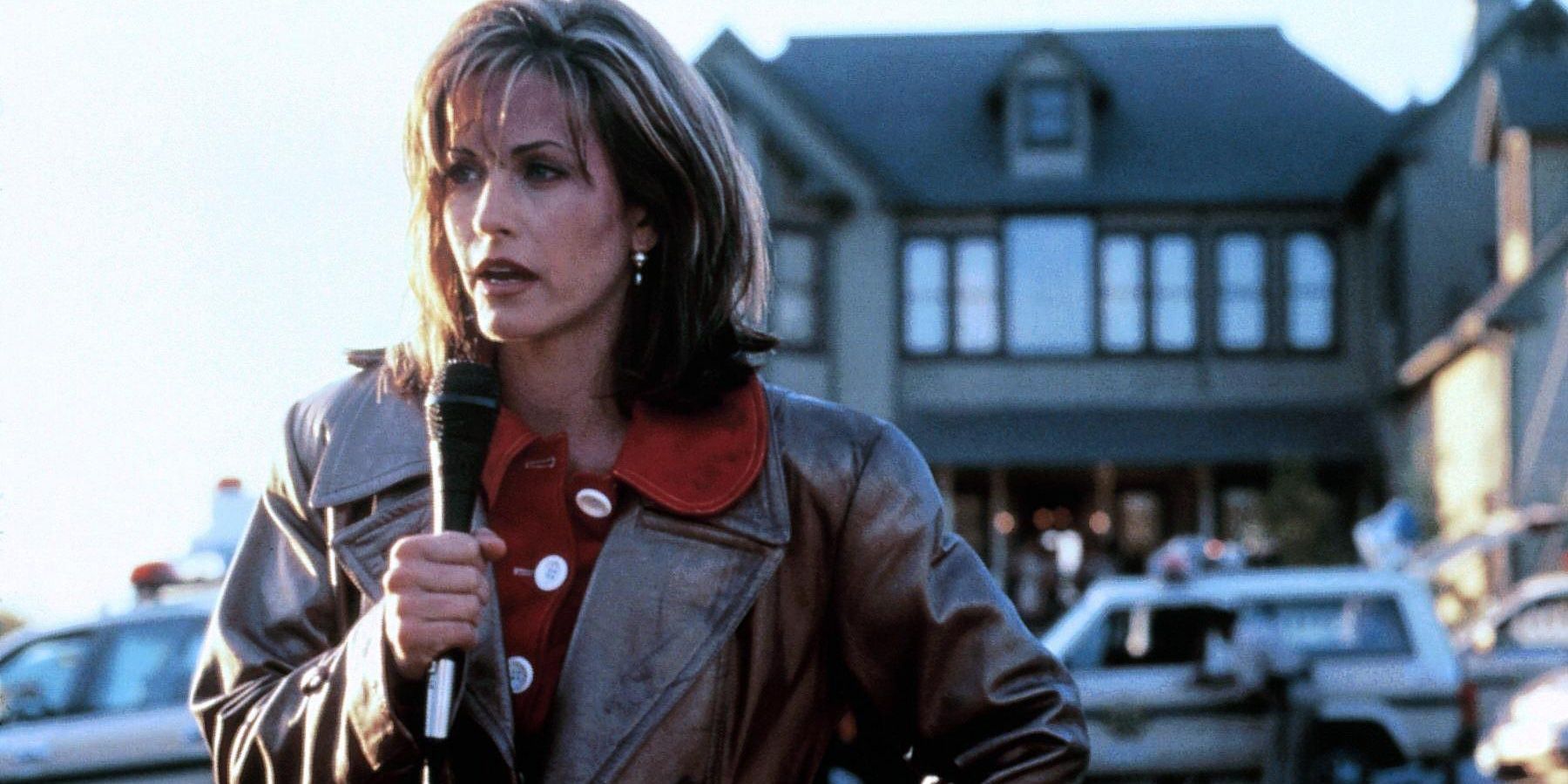 Gale Weathers standing outside a house in Scream