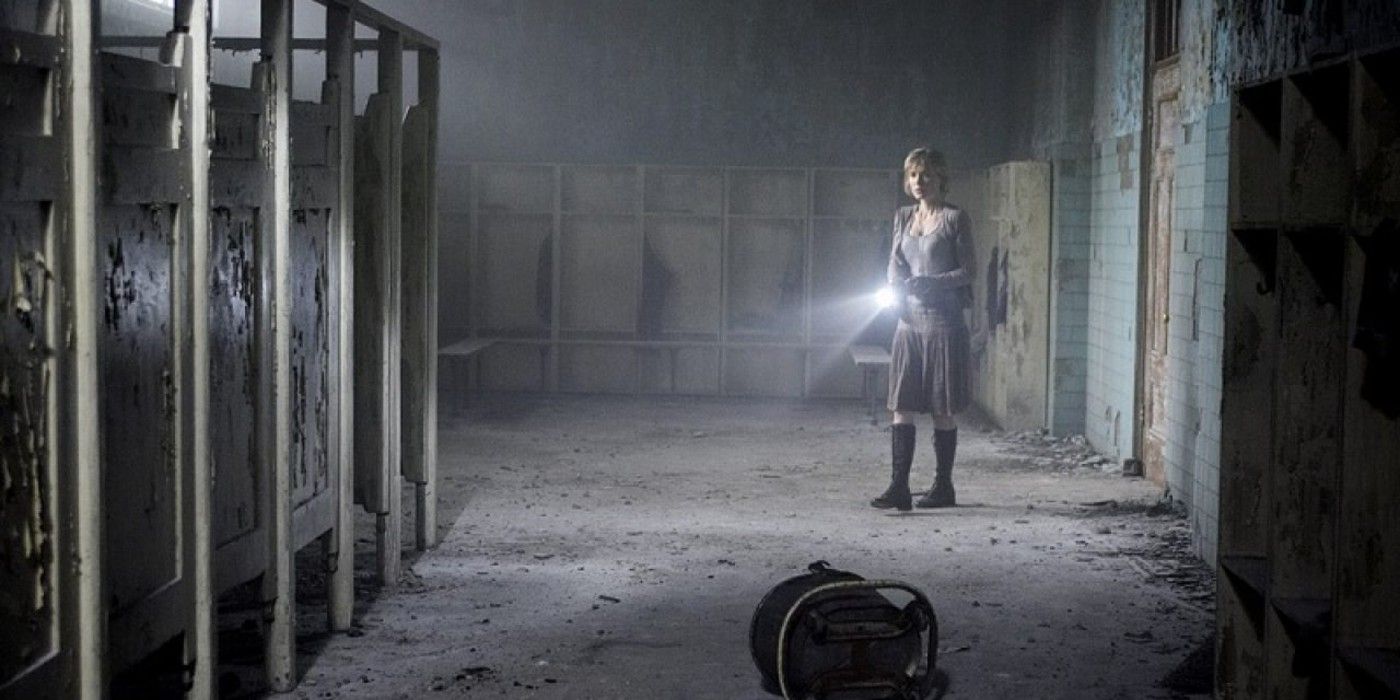Uma mulher explora um banheiro abandonado em Silent Hill