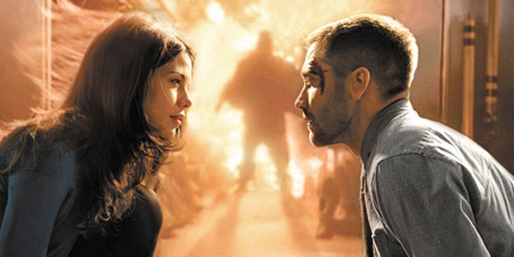 Michelle Monaghan and Jake Gyllenhaal looking each other during the explosion on the train in Source Code
