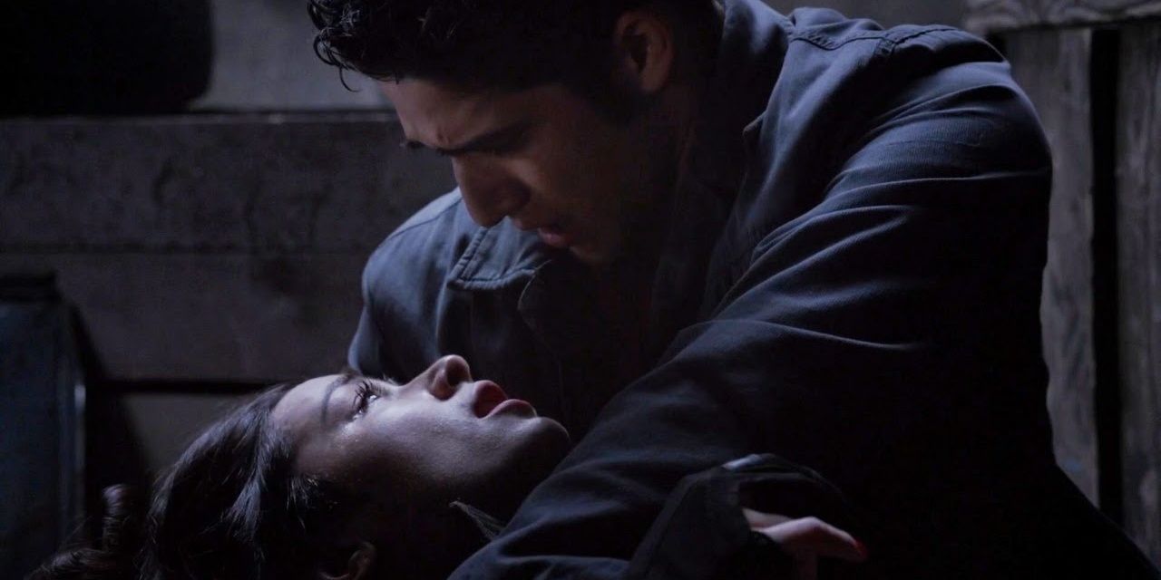 Scott holds Allison as she dies on the ground in Teen Wolf
