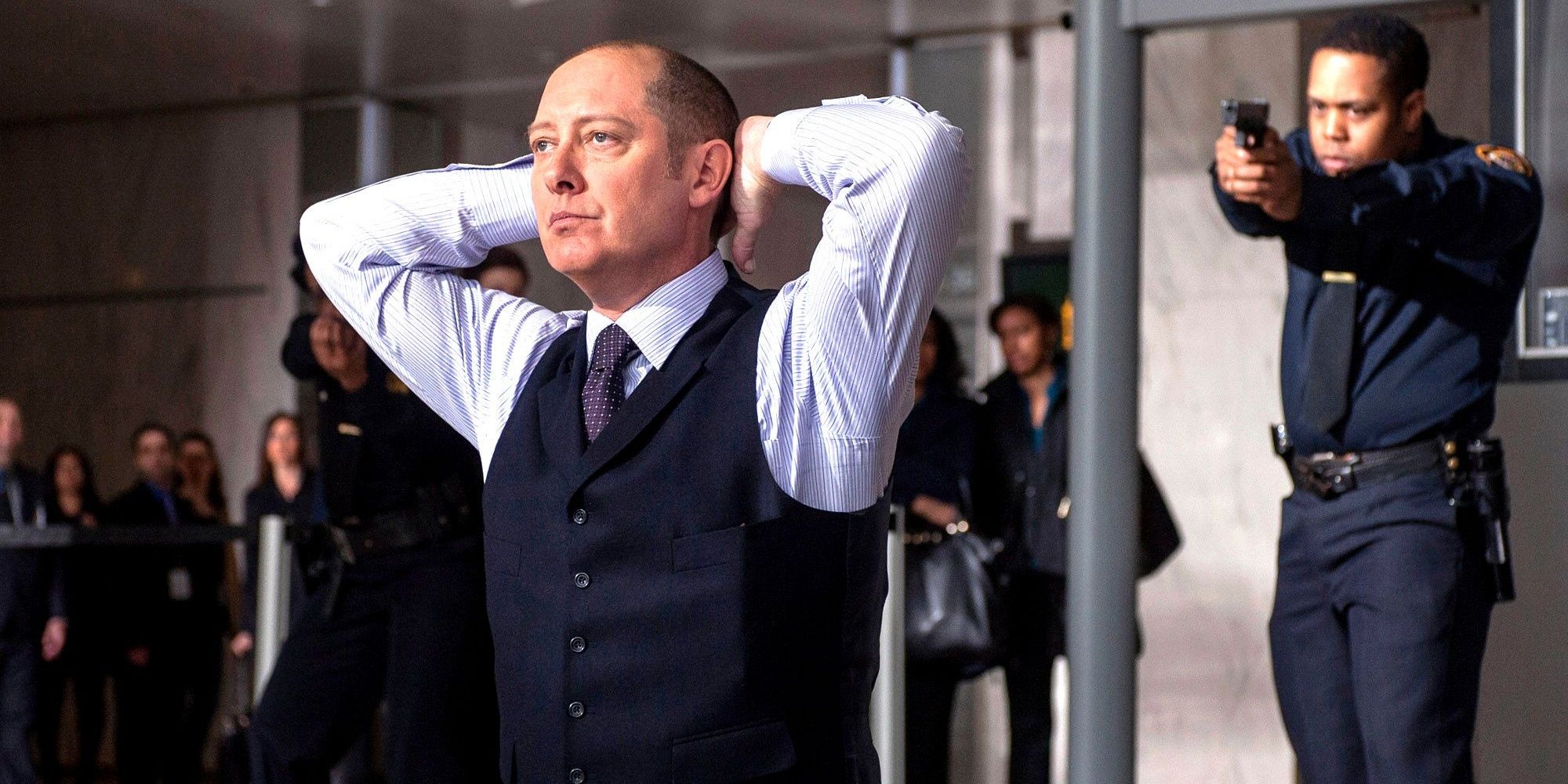 James Spader como Raymond Reddington se arrodilla con las manos en la cabeza en la sede del FBI en The Blacklist 