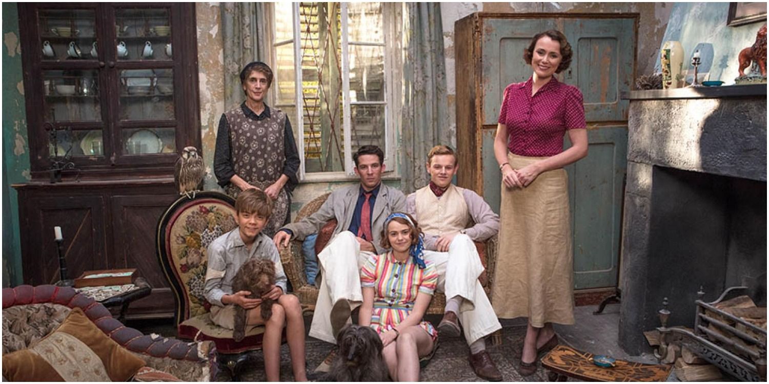 The Durrells In Corfu cast poses together 